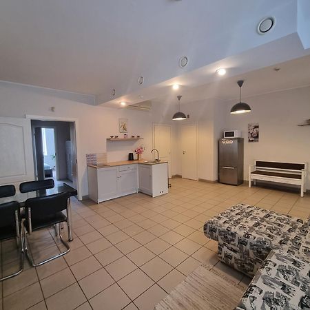 Camellia Studio Apartment & Parking Riga Bagian luar foto