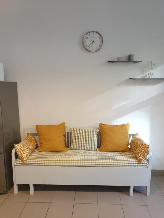 Camellia Studio Apartment & Parking Riga Bagian luar foto