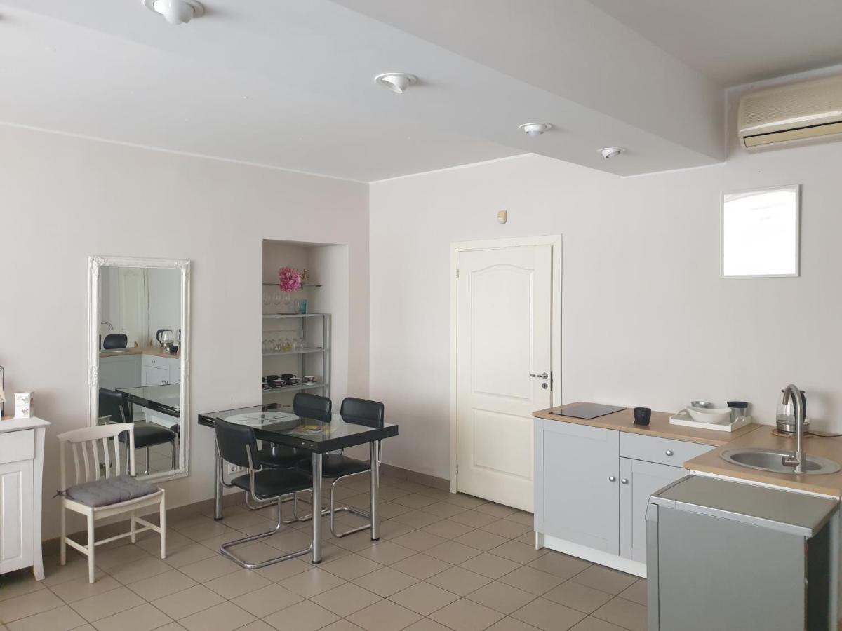 Camellia Studio Apartment & Parking Riga Bagian luar foto